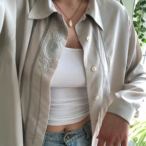 Vintage skjorta - Skön vintage skjorta i bra skick. Passar de flesta storlekar. Frakt tillkommer 💛