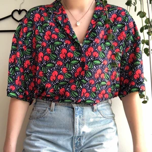 Mönstrad skjorta  - Kort skjorta med körsbär på från Zara. Jättebekväm och fin. Skriv om ni undrar nåt, frakt tillkommer 💛