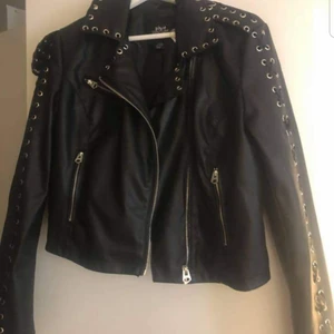 VIVA COUTURE. STRL 40 - Bra skick. Användt 3 gånger. En riktigt cool skinnjacka med nytta på armarna upp till axlarna. Original priset är 400kr