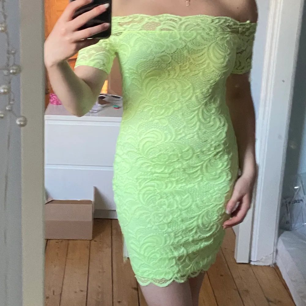neon grön/gul klänning från H&M i storlek 34 💓 köpare står för frakt. Klänningar.