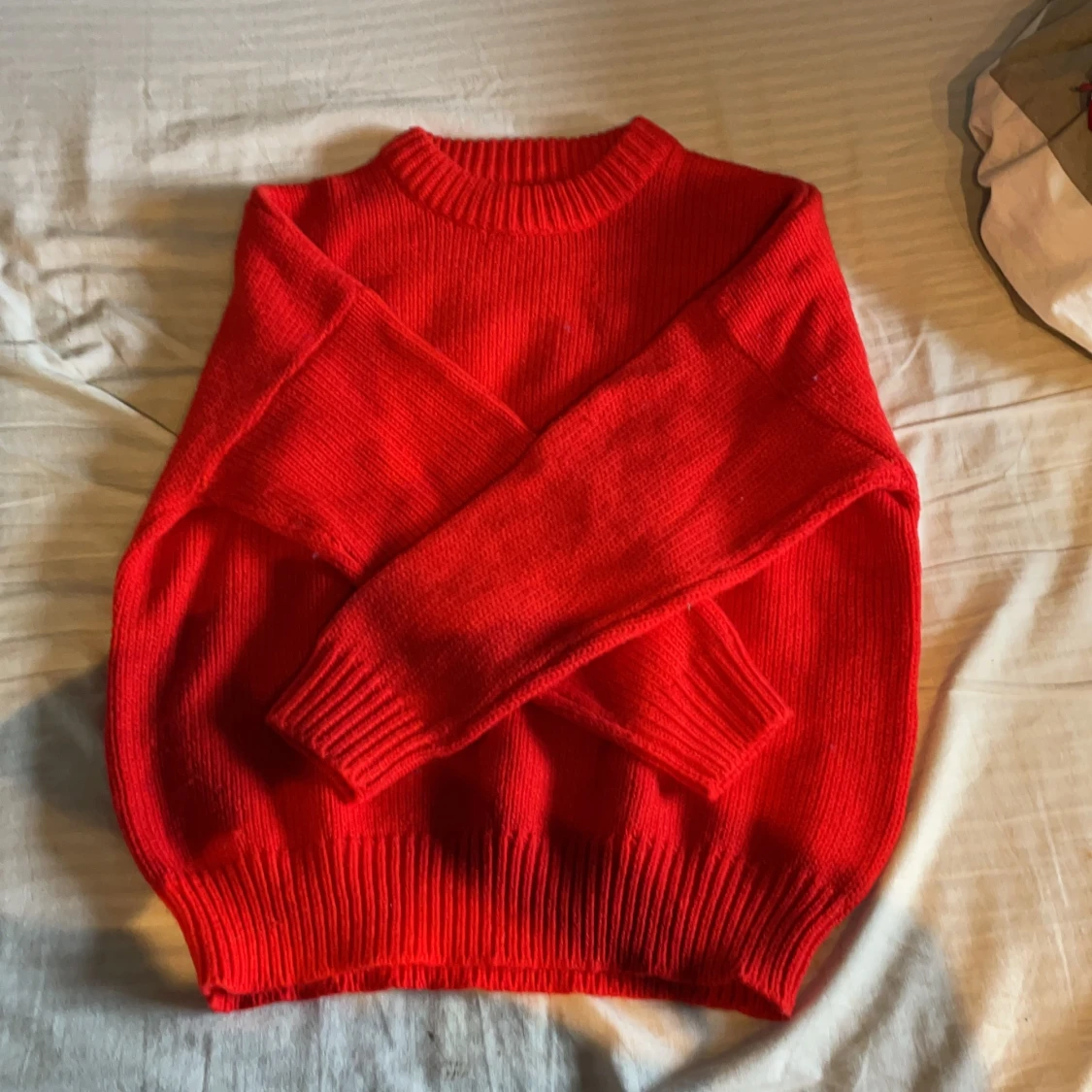 En jätte fin röd stickad tröja. Storlek S - 90