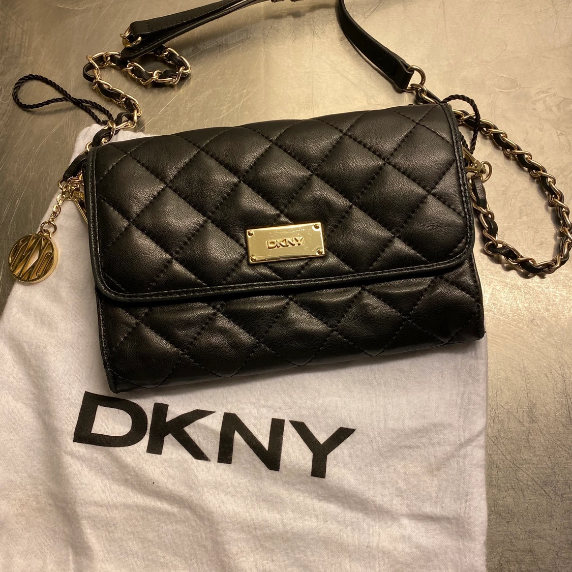 DKNY svart quiltad väska