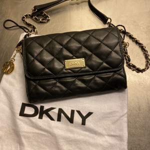 DKNY-väska i svart mjukt skinn. Använd ett fåtal gånger. Inköpt på Zalando. Kan ha kvittot kvar. Kommer med dustbag.