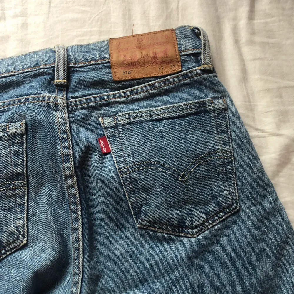 Blå jeans från Levis, Levis 510. Superfint skick. Köpta här på Plick men tyvärr för små för mig. De är ganska små i storleken ❤️ frakt ingår inte. Jeans & Byxor.