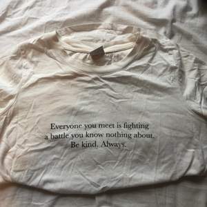 Vit T-shirt med text från Gina tricot. Fint skick. ❤️ frakt ingår ej