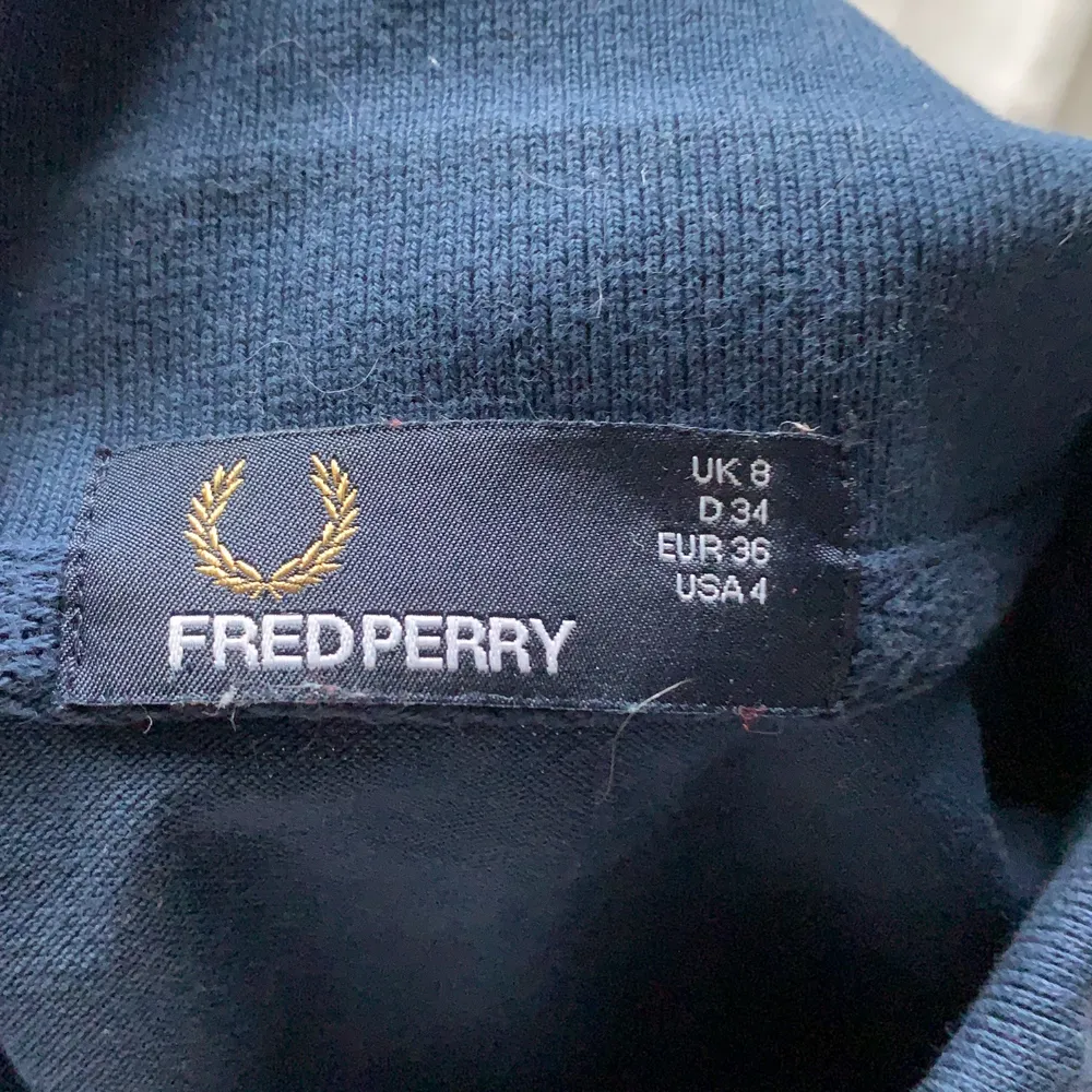 En marinblå Fred Perry piké som är knappt använd. Pris kan diskuteras (ej fri frakt). T-shirts.