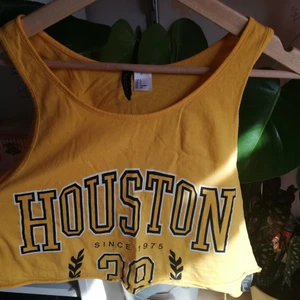 Gul topp - Croppad gul topp som det står Huston since 1975 på, perfekt till sommaren! Knappt använd :) 
