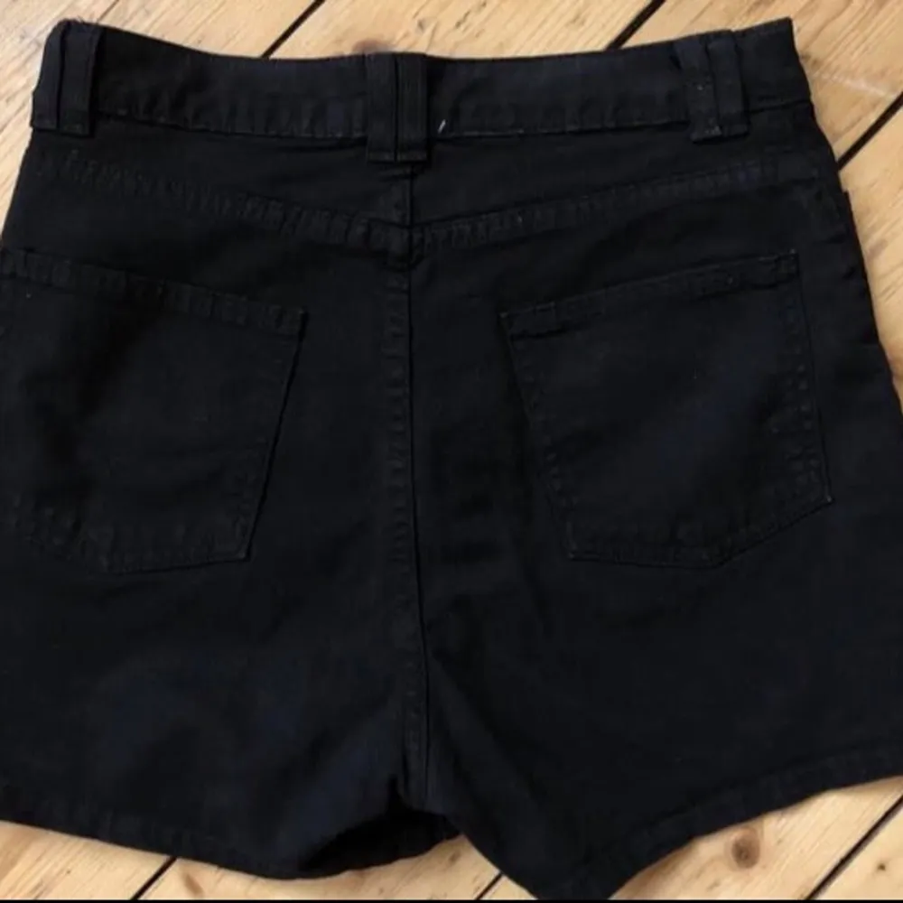 Snygga shorts med hög midja från American Apparel med dragkedjor i sidan. Shorts.