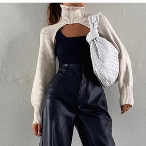 Beige cropad långärmad  - Säljer min beige cropade ”långärmade” tröja från Zara som är populär o slutsåld. Endast använd en gång och som ny 