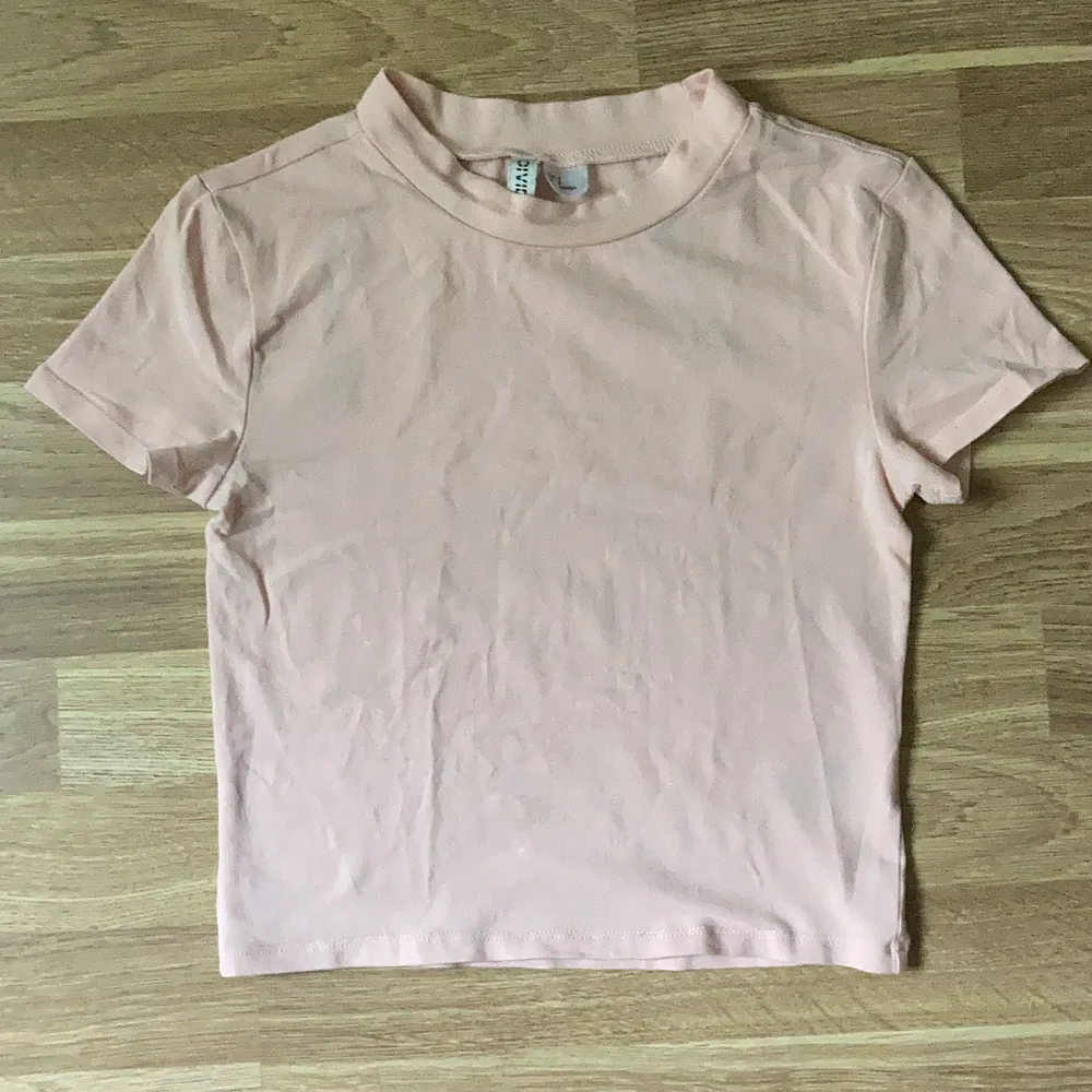 Pink T-shirt from H&M 95%cotton and 5%elastane. Toppar.