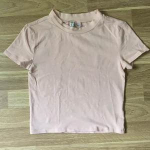 H&M pink T-shirt - Pink T-shirt from H&M 95%cotton and 5%elastane