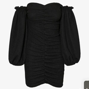 Off shoulder klänning - Aldrig använt, helt ny. Nypris: 449:-. Storlek S