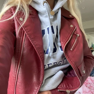 Vinröd bikerjacket - Säljer min coola fuex skinnjacka (köpt 2017) då den inte kommer till användning💔  Den är cool och unik, känns väldigt vintage. Väldigt bra skick. Skriv vid funderingar eller mer bilder:) Denna jacka förtjänar någon som använder den! Frakt ingår EJ.