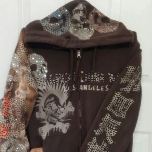 snyggaste hoodien❤️ - SÅ SNYGG zip hoodie! köptes på second hand men kommer aldrig till användning tyvärr. BUDA❤️