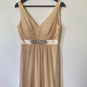 Storlek M - Beige elegant klänning. Använd 1 gång