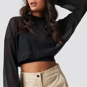 Helt ny crop top i mesh i storlek 36. Lappar är kvar. Detta är Ivana Santacruz kollektion tillsammans med NA-KD. Jättefin men har inte kommit till användning. 💞