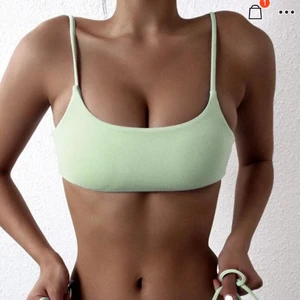 Mintgrön bikinitopp - En mintgrön bikiniöverdel som köptes på SHEIN men tyvärr var alldeles för liten (storlek S). Den och bikinitrosorna köptes för 109kr tsm men eftersom jag bara säljer toppen så blir det 40kr. Om det är många som är intresserade så blir det budgivning. Helt ny och har endast provats