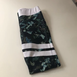 Stronger tränings tights Medium Oanvända - Helt nya militärgröna träningstights i storlek medium från märket Stronger