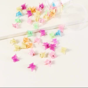 Fjäril hårspännen  - Små fina fjärils hår klämmor. Finns i olika färger. 5kr styck. Köparen står för frakten, 12kr. Frakten är samma oavsett hur många man köper 📦 . Slumpmässiga färger. Meddela vid fler frågor 💖