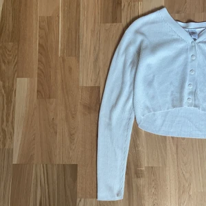 En vit kofta till salu  - En fin vit kofta med 4 knappar till salu! Den är använd men är fortfarande fin och inte sliten. Frakt kostnad: 25 kr. 🫶✨🫶