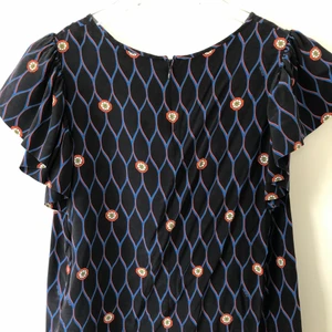 Topp från Kenzo i designsamarbete med H&M - Fin topp från Kenzo i designsamarbete med H&M säljes i fint skick. Storlek 36. Eventuell frakt betalas av köparen. 