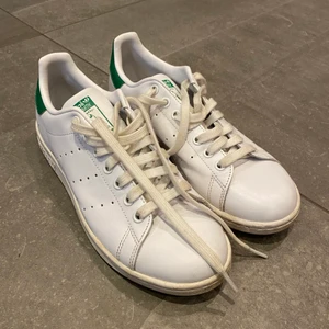 Stan Smith skor  - Ett par super fina och sparsamt använda stans Smith skor som passar helt perfekt nu till sommaren❤️strl 39