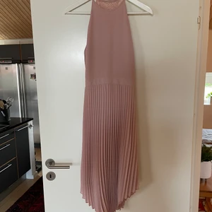 Midi klänning  - Klänning från Nelly i färgen dusty pink, storlek 36. Använd 1 gång.