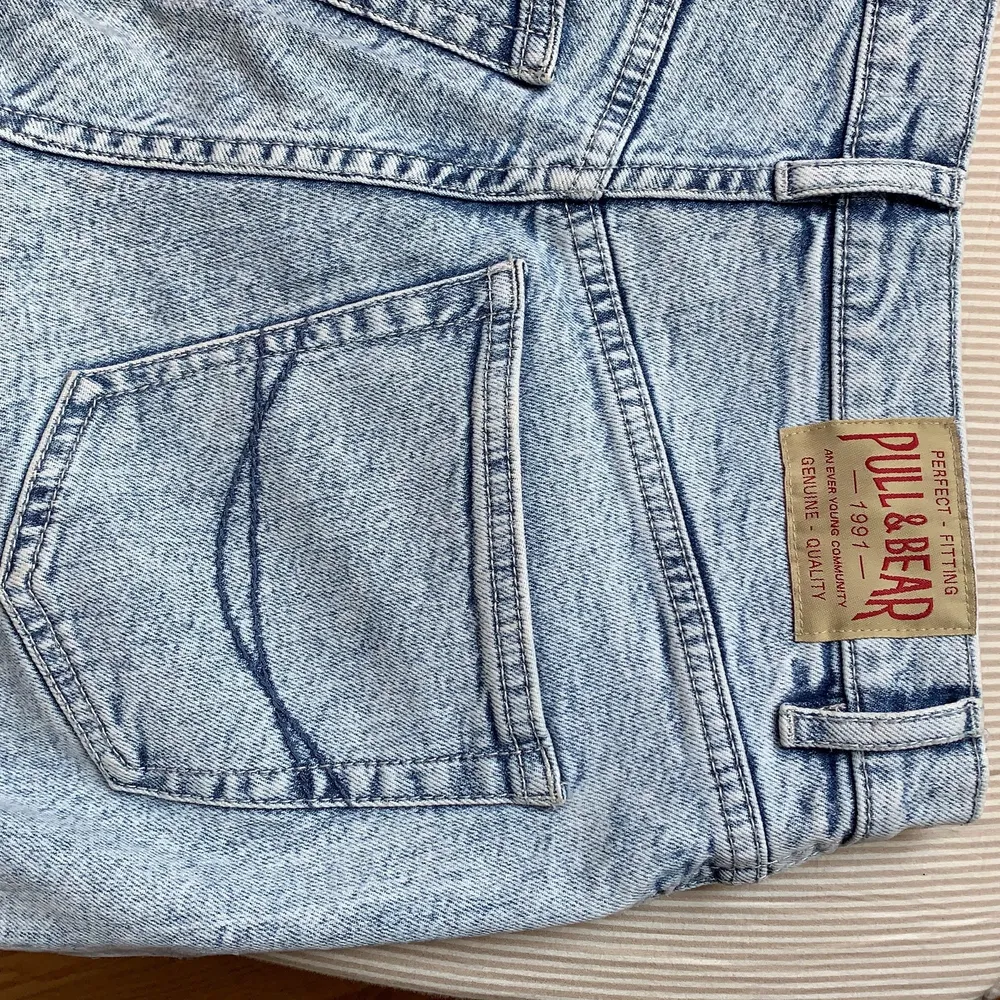 Skitsnygga jeans från pull&bear, ljusblå och lite slitningar längst ned💕. Jeans & Byxor.