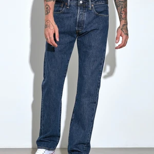 Levi's 501 - Äkta levis 501 som är slutsålda på många ställen! Jättesnygga jeans på både tjejer och killar. Snålt använda därför i nyskick! 