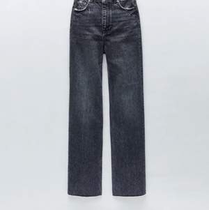 Säljer dessa super najs jeans från zara. Använda få gånger & i bra skick.