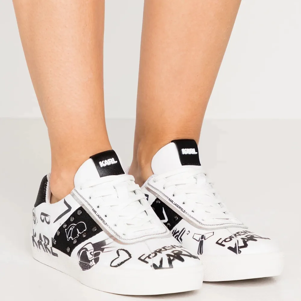 Säljer nu mina älskade Karl Lagerfeld sneakers i modellen ”SKOOL BANDANA LACE” i black/white.  Nypris: 2 145kr . Skor.