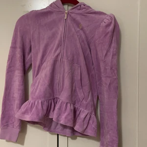 Juicy couture jack i barnstrlek för xl  - Den här jackan är i fin skick och den har jättefina volanger och kostar 300, dock finns det matchande byxor och då kan man köpa setet för 500!