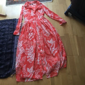 Summer klänning  - I mycket bra skick och passar xs-s. Användade en gång. Passar gätte bra till summer 