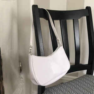 Vit Väska - Vit, supersöt baguetteväska som är rymlig och smidig. Perfekt nu till studenten och sommaren! Aldrig använd. 