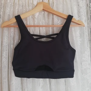 Träningstopp - Jättefin mörkgrå träningstopp med snörning på ryggen (som sitter fast). 