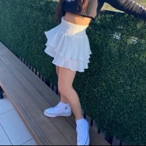 Vit volangkjol - Superfin volangkjol, helt oanvänd och ej testad. Säljer då jag råkade köpa 2 av exakt samma kjol och endast behöver 1 av dem. Midjemåttet är 66-116cm och längden är 41cm (långt midjeband som går att vika). Startbud 59kr+ frakt☺️ (OBS! Lånade bilder)