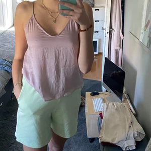 Ljuslila topp - Superfin ljuslila topp med smala band, väl använd men i superfint skick!!