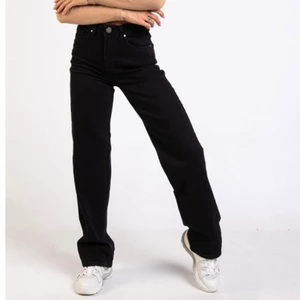 Raka jeans - 🌼Svarta raka jeans 🌼Från Madlady  🌼Storlek 36 (Small), passar även för större storlekar! 🌼Nypris 550kr  🌼Fint skick, lite urtvättad färg 🌼längden passar för personer mellan 160-170cm  🌼Frakt står köparen för