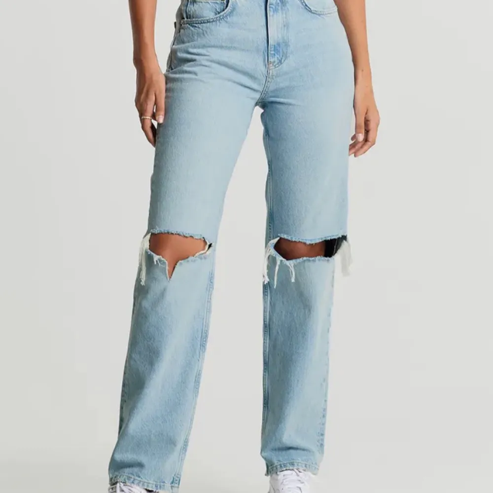❗️Är annonsen kvar så är byxorna kvar❗️ Säljer nu vidare mina jättefina jeans från Gina Tricot i storlek 32 då dom börjar bli lite för små. Lite för långa på mig som är 160. Byxorna är i nyskick så priset är 250+frakt💓🥰. Jeans & Byxor.