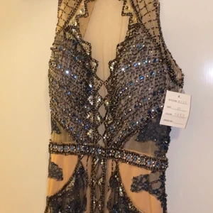 Festklänning i storlek 38 - Oanvänd festklänning i storlek 38 för 2500kr! Säljs pga fel passform🥰 finns i Stockholm
