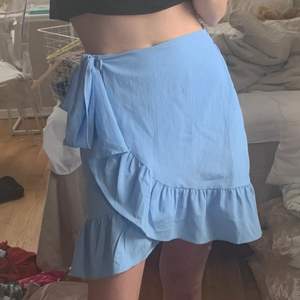 Säljer en skitsnygg kjol i fin blå färg, omlott och resår så passar för olika storlekar!! Köpt för ett halvår sedan och i fint skick💕 Passar både XS, S och säljer endast vid bra bud!!