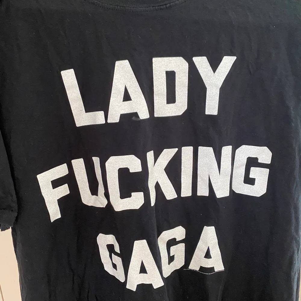 Använt en gång, 100 % bomull, köpte på Lady Gaga concert  i Sverige flera år sen, den är storlek XL men den kan passa st S - L om man stylar den (titta på bilden,  jag är storlek Small). Skjortor.