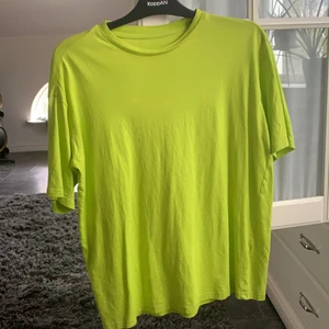 Monki t shirt - Fin neon grön t shirt från monki i storlek M, kommer inte till användning längre tyvärr men är super fin