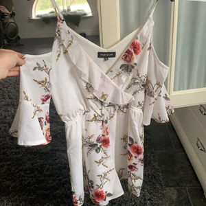 Jumpsuit - Tyvärr säljer jag min otroligt snygg jumpsuit från parisian i storlek 40 men skulle mer säga att det är en storlek 38, älskar denna men får inga tillfällen att få den till användning 