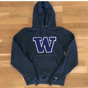 Champion hoodie - INTRESSEKOLLAR! Super fin champion hoodie från Washington University från 90s /00s . Storlek xs men sitter lite oversized på mig som har xs, passar både killar och tjejer. skriv för flera bilder. Buda i kommentarerna, höj med 10kr. Köptes för ca 800kr