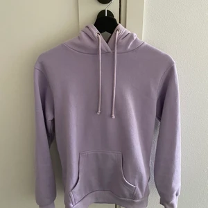 Lila hoodie - Säljer min super mysiga lila hoddie i storleken Xs/S💞 köparen står alltid för frakt!!!