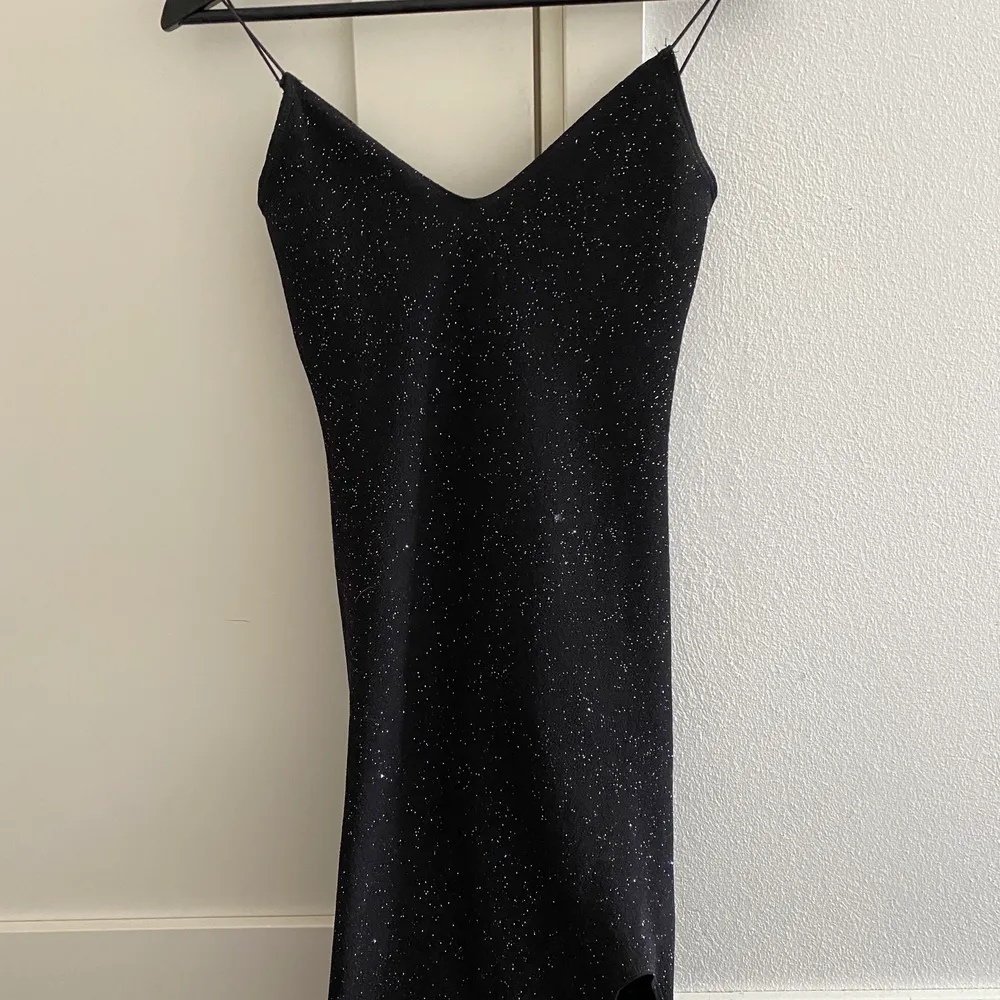 Säljer min glittriga svarta klänning i storlek XS!💞 köparen står för frakt!. Klänningar.