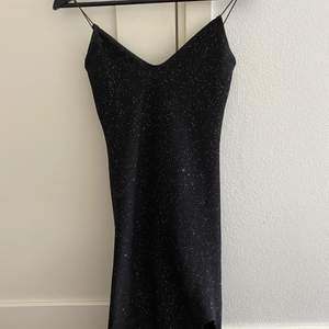 Säljer min glittriga svarta klänning i storlek XS!💞 köparen står för frakt!