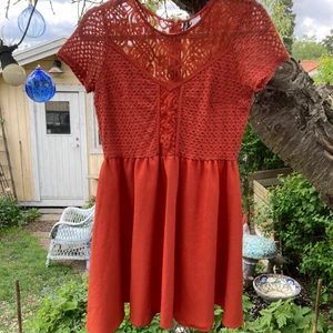 Spetsklänning i koppar - En klänning köpt på HM i storlek 42. Den är genomskinlig vid ryggen. Priset kan verka dyrt, men det beror på att jag betalar frakten. (:  betalning via swish 