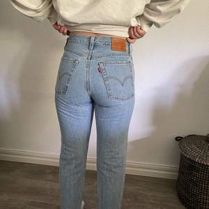 W26 L28 wedgie straight. Jätte fina och sköna jeans som nu tyvärr är för små för mig, endast använda ett fåtal gånger. Jag är 155cm